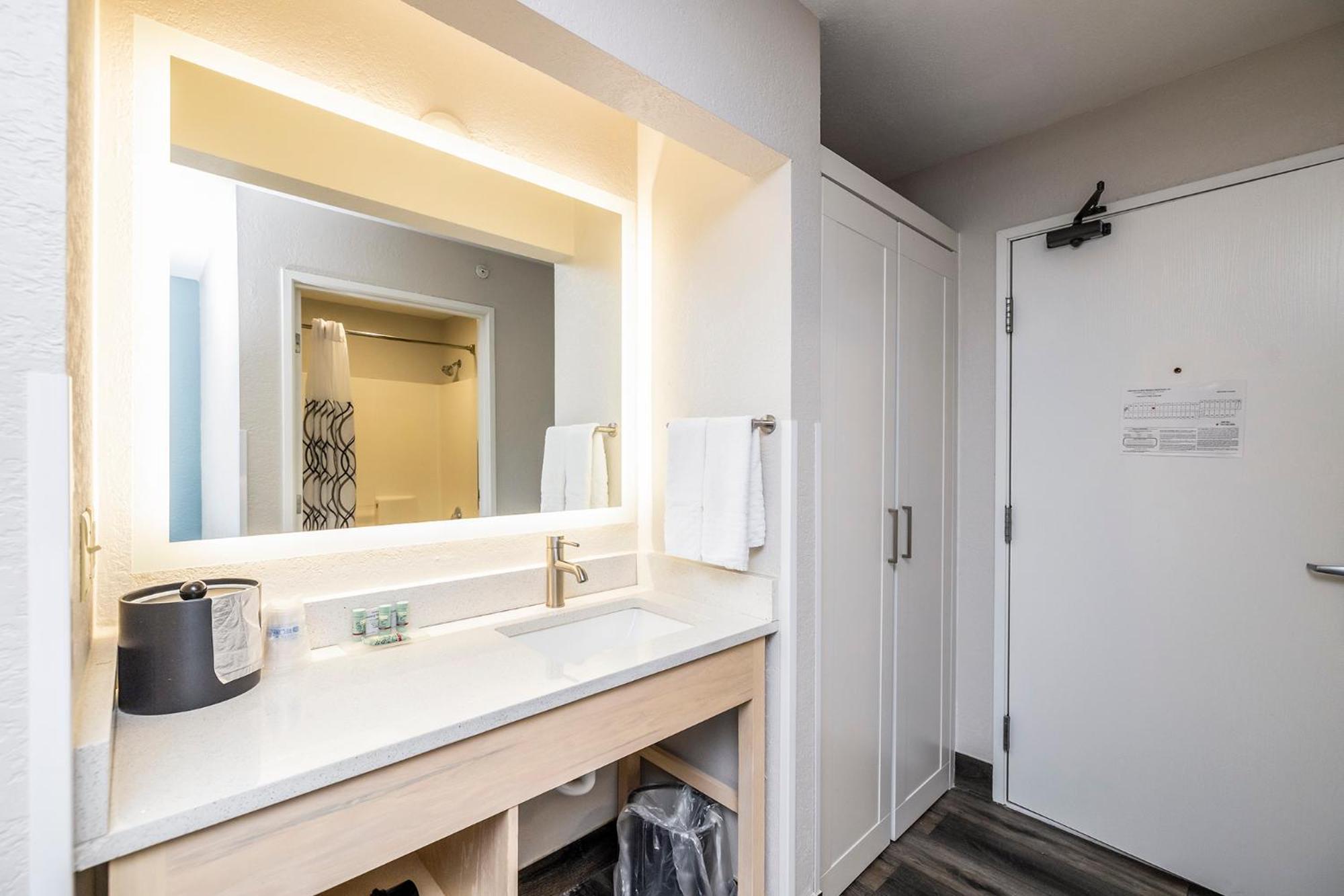 Best Western Watertown エクステリア 写真